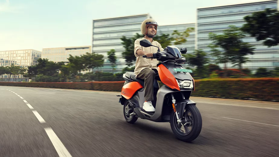 Vida V2 Plus range displayed on digital TFT dashboard in Eco mode